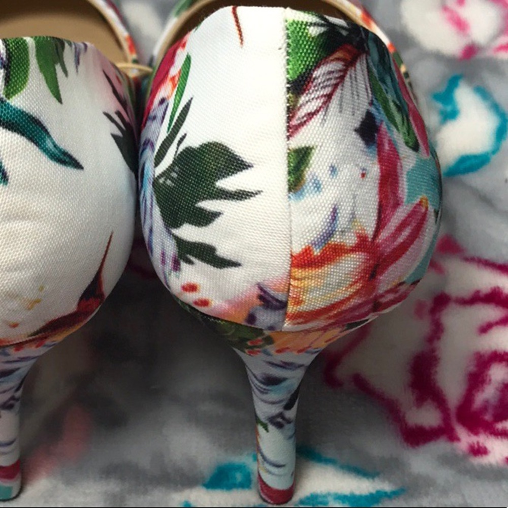 Jessica Simpson Pointed Floral Pumps ๐บ - Picture 7 of 8